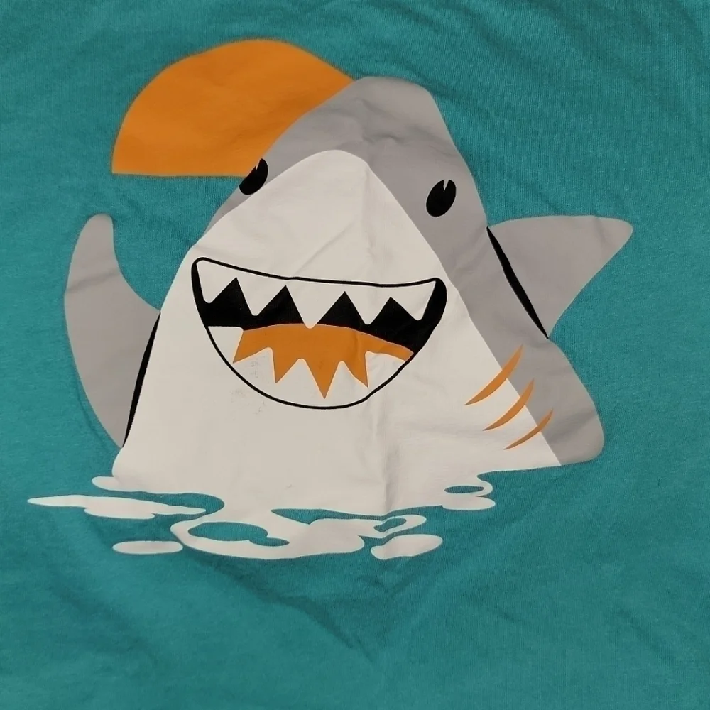 The children’s place size 5T short sleeve shark graphic tee shirt